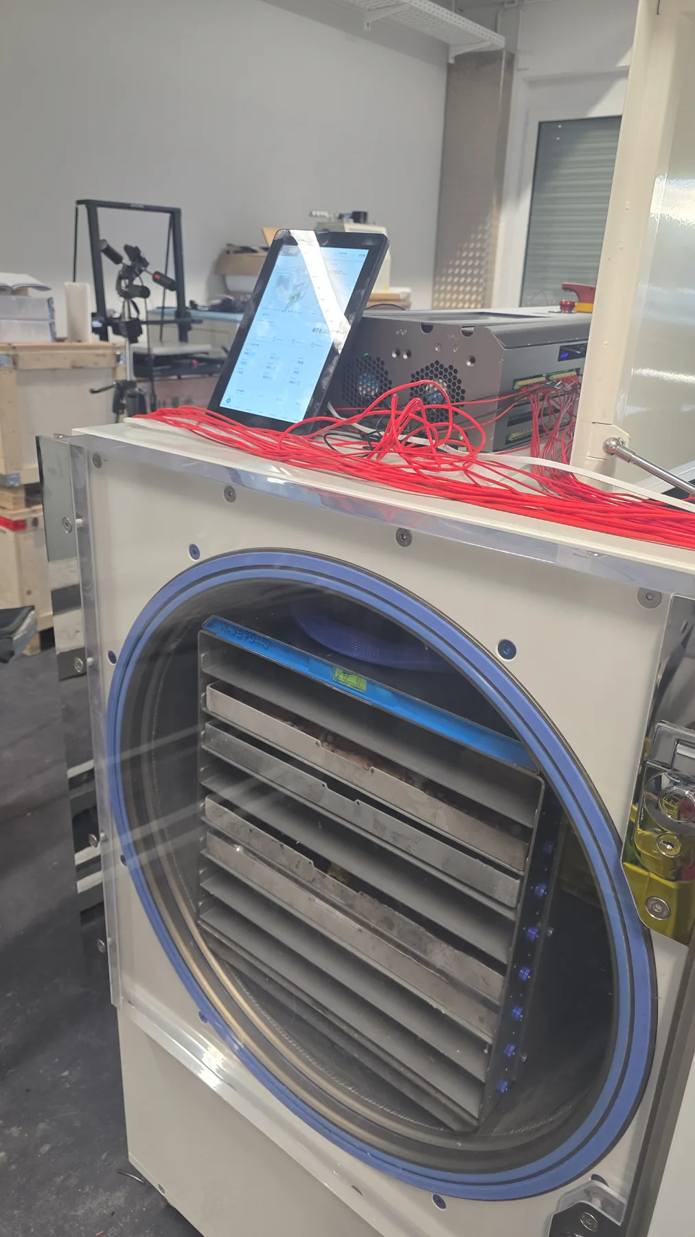 FD440 drying chamber with the Interkey Brain controller and operator screen on top